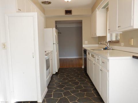320 Starlight Dr, Seven Hills, OH 44131 photo 6