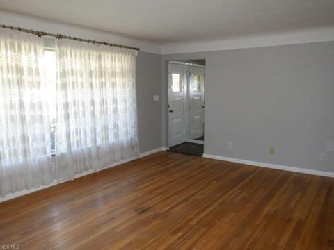 320 Starlight Dr, Seven Hills, OH 44131 photo 9