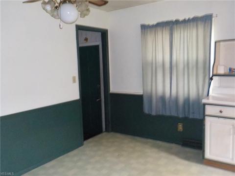 910 Saxon Ave, Akron, OH 44314 photo 4