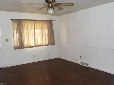 910 Saxon Ave, Akron, OH 44314 photo 11