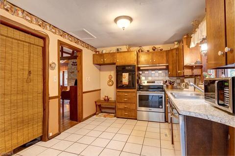 9837 Chardon Rd, Chardon, OH 44024 photo 5