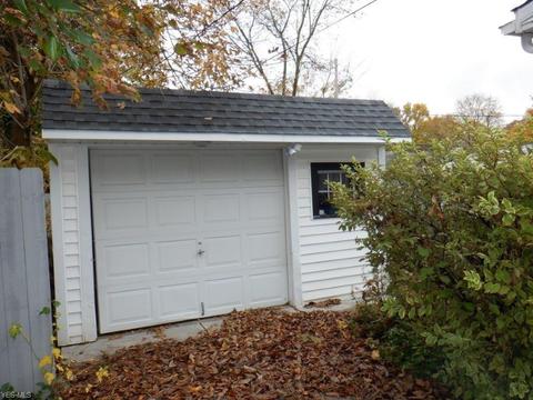 7182 Greenleaf Ave, Parma, OH 44130 photo 3
