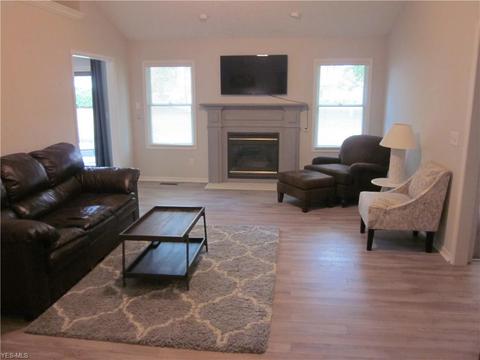 102 Stonehedge Dr, Elyria, OH 44035 photo 2