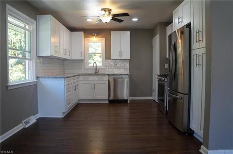 9110 Tracy Trl, Parma, OH 44130 photo 2