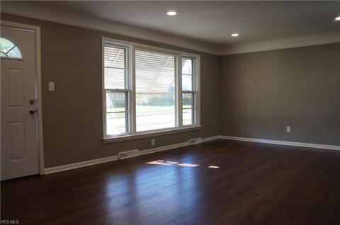 9110 Tracy Trl, Parma, OH 44130 photo 6