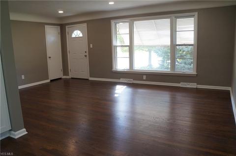 9110 Tracy Trl, Parma, OH 44130 photo 7