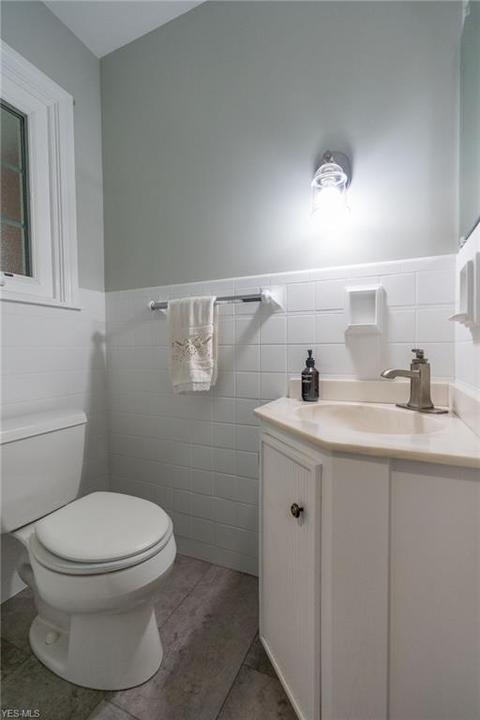 2445 Strathmore Dr NW, Canton, OH 44708 photo 11