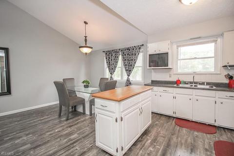 2051 E 37th St, Lorain, OH 44055 photo 4