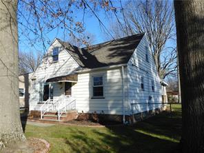 4495 Selhurst Rd, North Olmsted, OH 44070 photo 2
