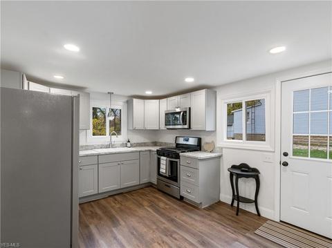 210 E Walnut St, Wadsworth, OH 44281 photo 3