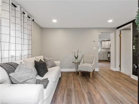 210 E Walnut St, Wadsworth, OH 44281 photo 9