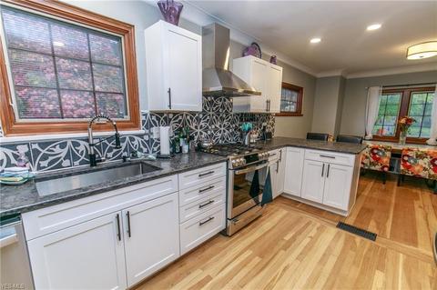 9229 Elsmere Dr, Parma, OH 44130 photo 8