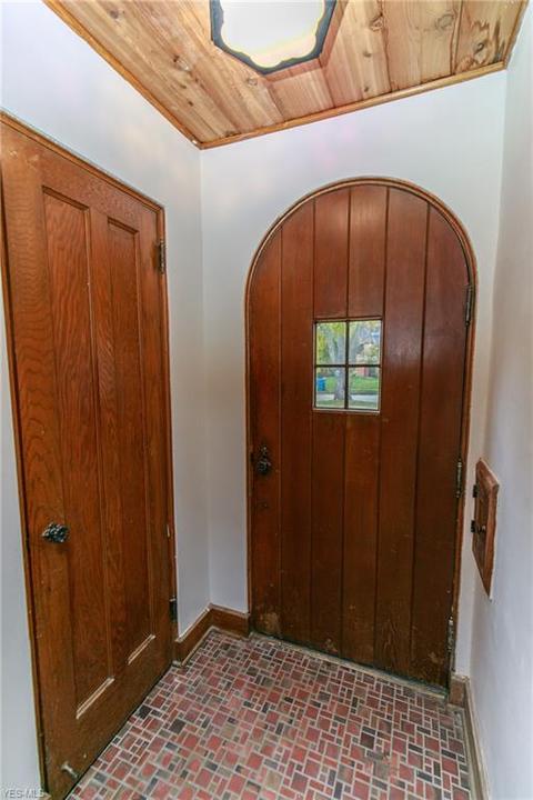 9229 Elsmere Dr, Parma, OH 44130 photo 2