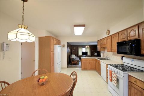 2772 Burden Dr, Parma, OH 44134 photo 2
