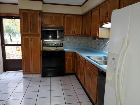 4676 Willowbrook Dr, Mentor, OH 44060 photo 4