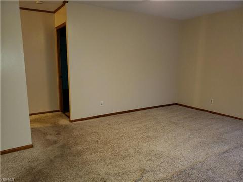 4676 Willowbrook Dr, Mentor, OH 44060 photo 2