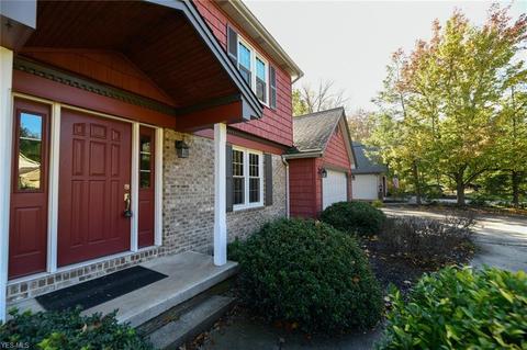 12300 Lyndway Dr, Valley View, OH 44125 photo 3