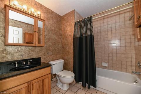12300 Lyndway Dr, Valley View, OH 44125 photo 24