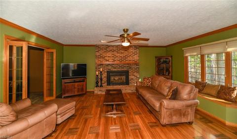 12300 Lyndway Dr, Valley View, OH 44125 photo 8