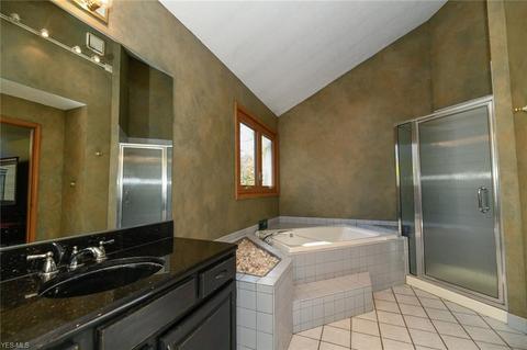 12300 Lyndway Dr, Valley View, OH 44125 photo 21