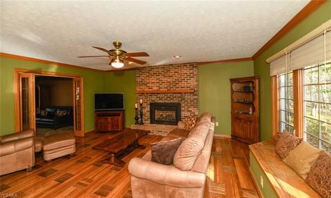12300 Lyndway Dr, Valley View, OH 44125 photo 9