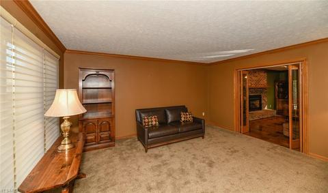 12300 Lyndway Dr, Valley View, OH 44125 photo 6