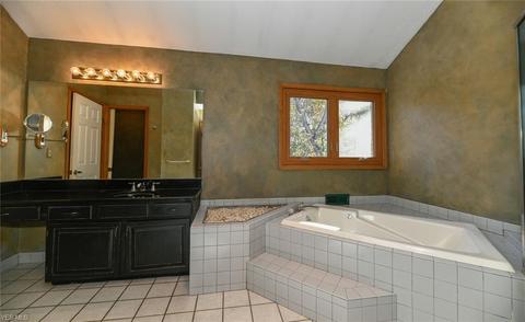 12300 Lyndway Dr, Valley View, OH 44125 photo 20