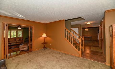 12300 Lyndway Dr, Valley View, OH 44125 photo 5