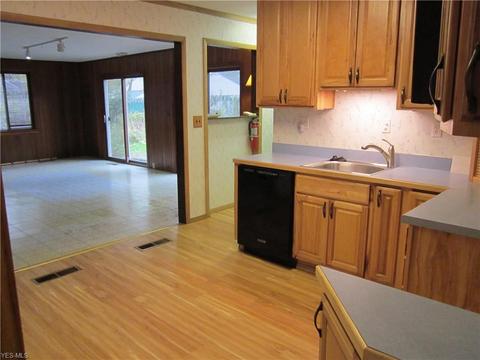 355 Adrian Dr, Berea, OH 44017 photo 5