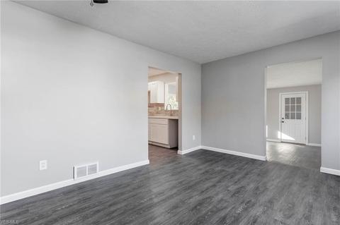 40945 Myrtle Ct, Elyria, OH 44035 photo 6