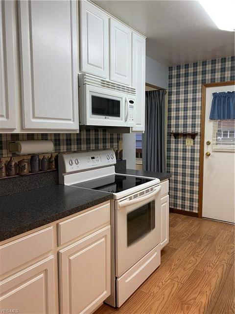 1346 E 27th St, Ashtabula, OH 44004 photo 2