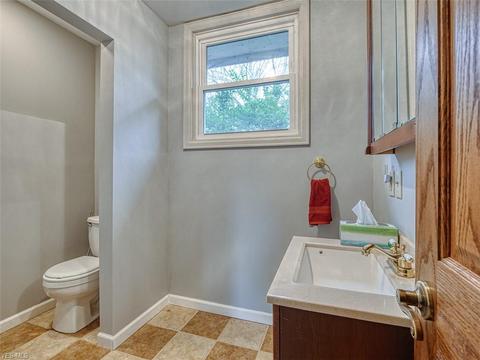 225 Crestview Dr, Elyria, OH 44035 photo 30