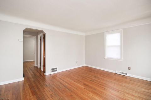 262 E 323rd St, Willowick, OH 44095 photo 8