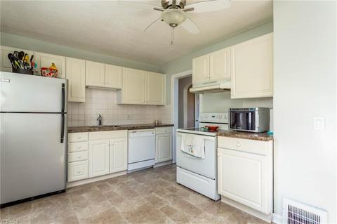 1053 Bell Ct, Elyria, OH 44035 photo 9