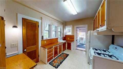 352 W 35th St, Ashtabula, OH 44004 photo 9