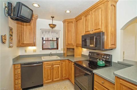 154 E 209th St, Euclid, OH 44123 photo 2