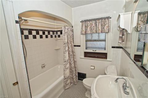 154 E 209th St, Euclid, OH 44123 photo 4