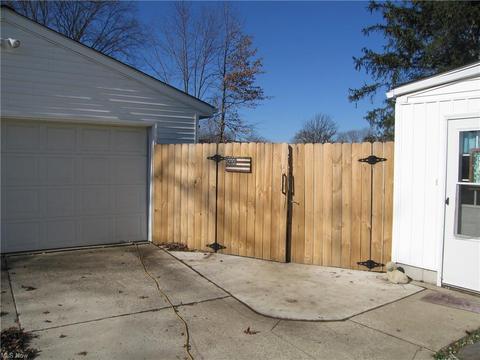236 White Oak Dr, Elyria, OH 44035 photo 4