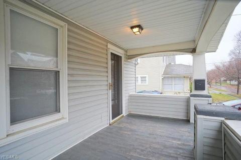 689 Thayer St, Akron, OH 44310 photo 4