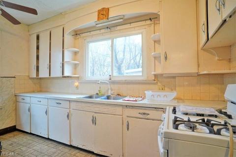 689 Thayer St, Akron, OH 44310 photo 8