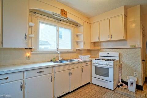 689 Thayer St, Akron, OH 44310 photo 9
