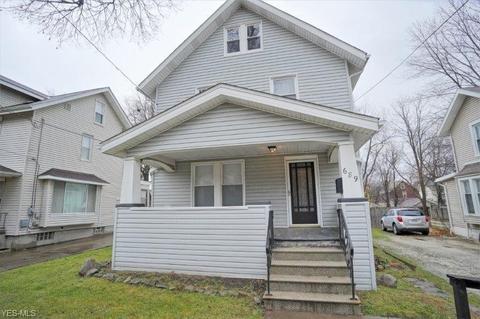 689 Thayer St, Akron, OH 44310 photo 2