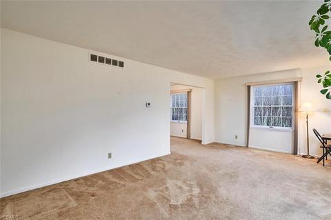 799 Mark Dr, Akron, OH 44313 photo 2