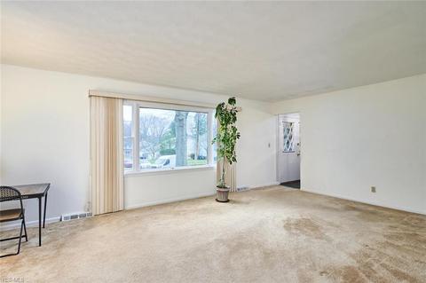 799 Mark Dr, Akron, OH 44313 photo 3