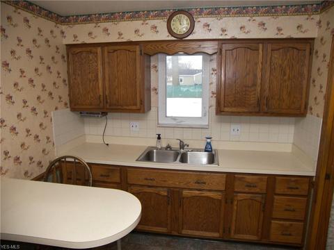 2056 E 37th St, Lorain, OH 44055 photo 7