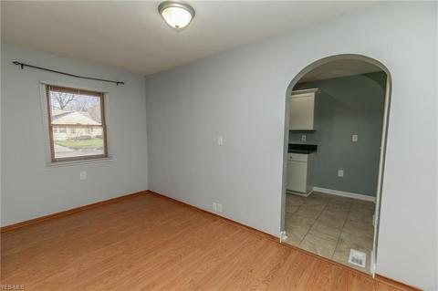 1204 Maple Dr, Lorain, OH 44052 photo 5