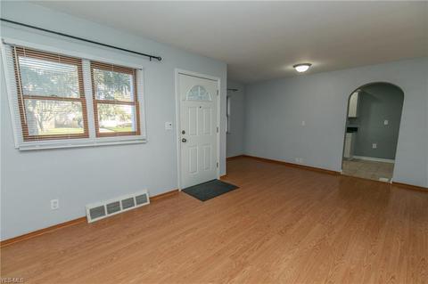 1204 Maple Dr, Lorain, OH 44052 photo 3