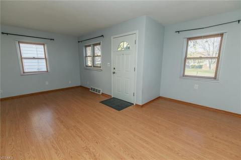 1204 Maple Dr, Lorain, OH 44052 photo 2