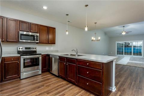 218 Oak Tree Ln, Elyria, OH 44035 photo 4