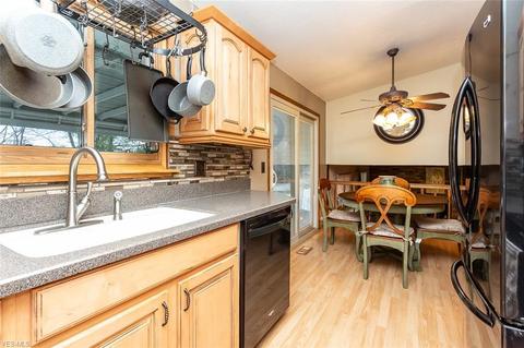 9602 Munich Dr, Parma, OH 44130 photo 8